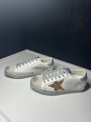 Zapatillas doradas y blancas con estrella