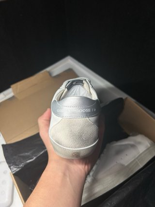 Zapatillas doradas y blancas con estrella