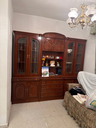 Mueble de salón de madera y cristal