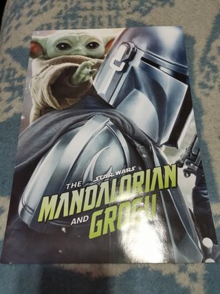 Póster adhesivo Mandalorian y Grogu tamaño A4