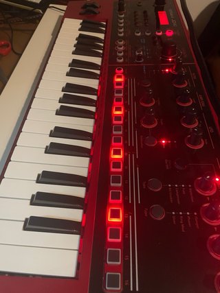 Roland JD-Xi Edición Limitada en rojo