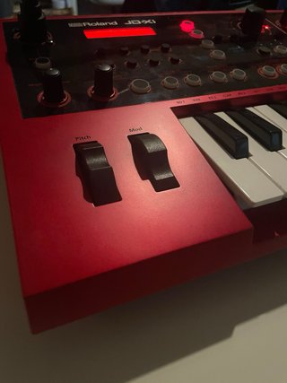 Roland JD-Xi Edición Limitada en rojo