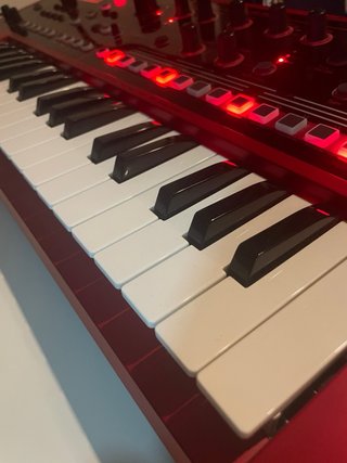 Roland JD-Xi Edición Limitada en rojo