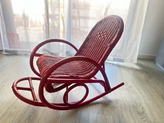 Dolce seggiola a dondolo vintage rossa in rattan e legno