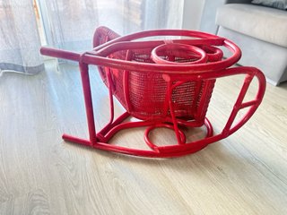 Dolce seggiola a dondolo vintage rossa in rattan e legno