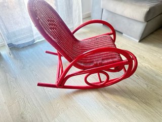 Dolce seggiola a dondolo vintage rossa in rattan e legno