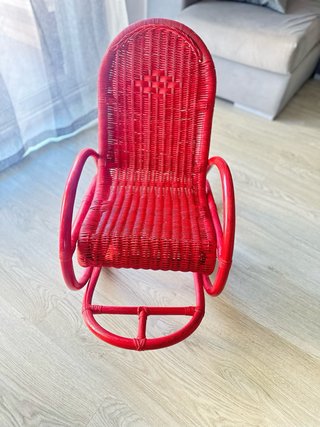 Dolce seggiola a dondolo vintage rossa in rattan e legno