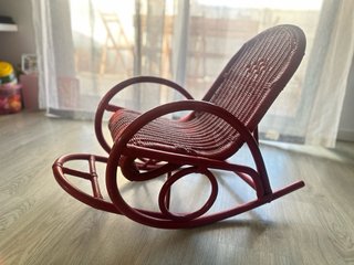 Dolce seggiola a dondolo vintage rossa in rattan e legno