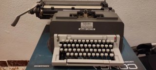 Máquina de escribir Olivetti Línea 98
