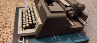 Máquina de escribir Olivetti Línea 98