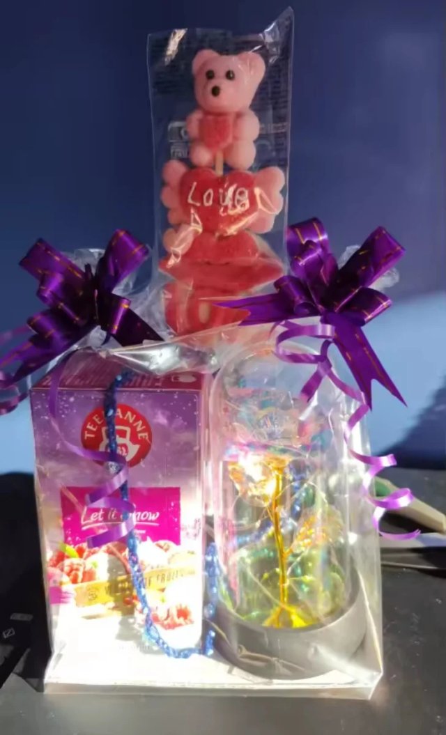 Rosa rosa con luci per regalo