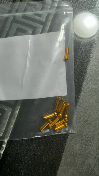 Tapones dorados para cables de bicicleta