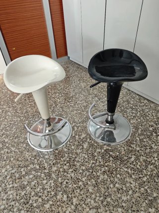 Taburetes de Bar Plateados y Blancos