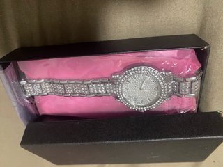 Reloj plateado con diamantes