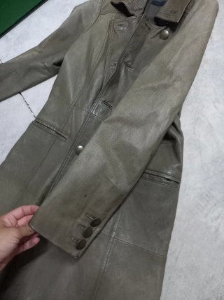 Gabardina de cuero gris