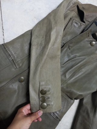 Gabardina de cuero gris