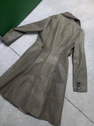 Gabardina de cuero gris