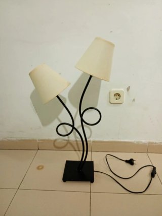 Lámpara de mesa doble diseño.