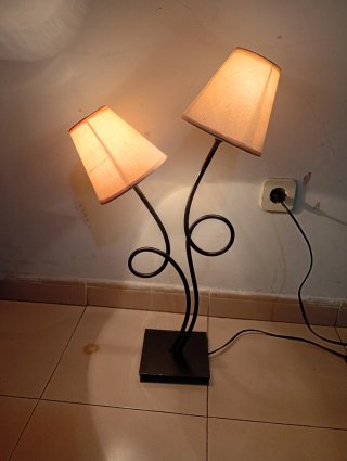 Lámpara de mesa doble diseño.