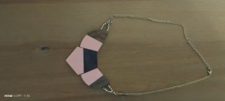 Collar de diseño geométrico