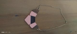 Collar de diseño geométrico