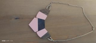 Collar de diseño geométrico