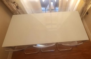 Mesa Comedor IKEA Blanca y 6 Sillas Transparentes