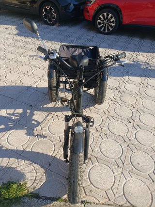 Triciclo Eléctrico Negro con Cesta