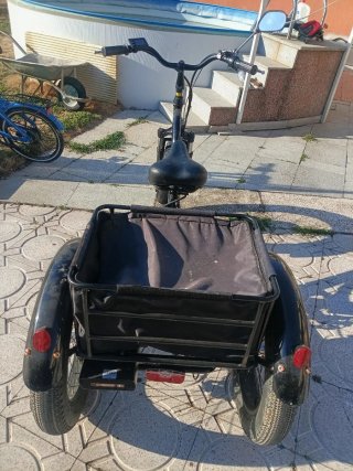 Triciclo Eléctrico Negro con Cesta