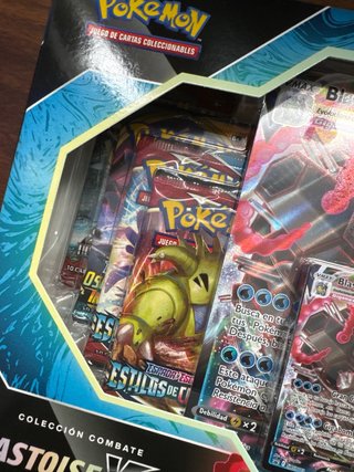 Caja Blastoise VMAX Coleccion Combate - Pokemon