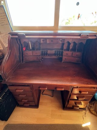 Escritorio antiguo de persiana de madera