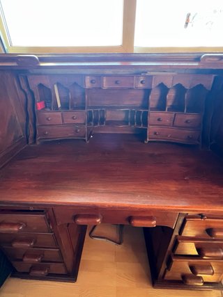 Escritorio antiguo de persiana de madera