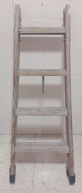 Escalera de madera plegable