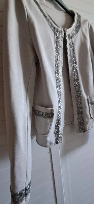 Chaqueta Chanel beige lentejuelas plateadas