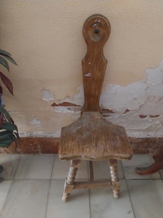 Silla antigua de madera única