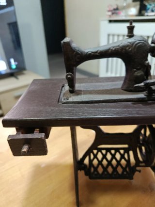 Máquina de coser antigua de hierro