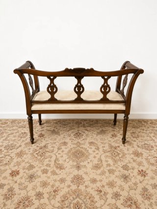 Banco vintage de madera tapizado beige