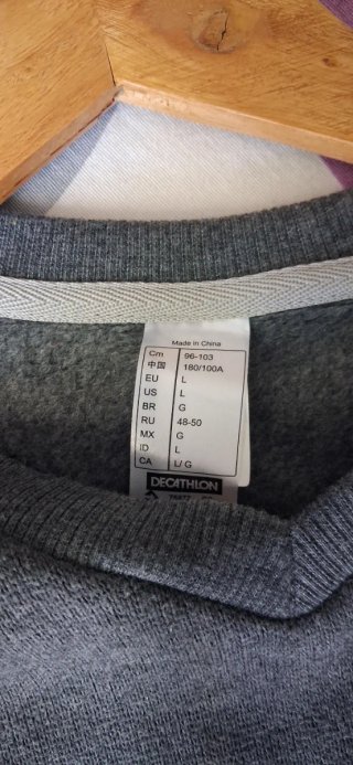 Jersey gris hombre cuello pico