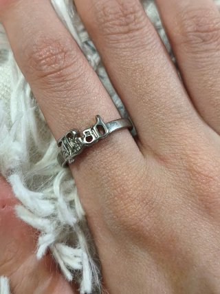 Anillo plateado con diseño de calavera