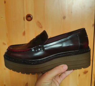 Zapatos de plataforma burdeos y rojos