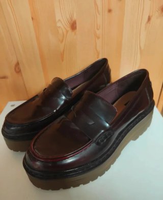 Zapatos de plataforma burdeos y rojos