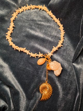 Collar de conchas y estrellas de mar