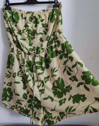 Mono corto SHEIN floral beige y verde Talla 44