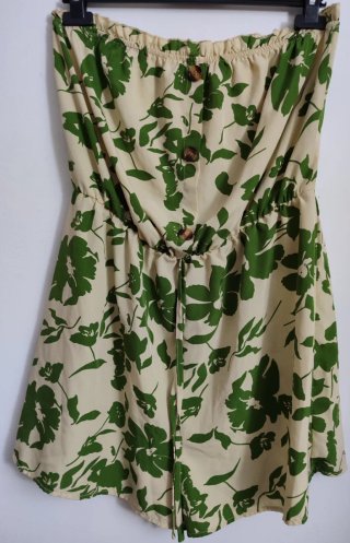 Mono corto SHEIN floral beige y verde Talla 44
