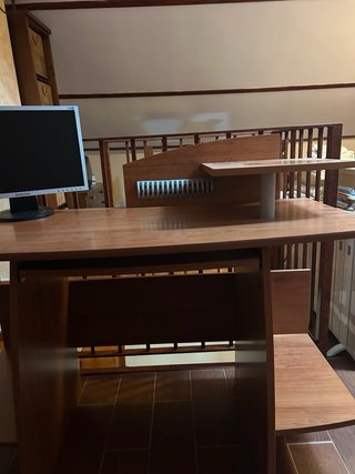 Scrivania in legno con monitor
