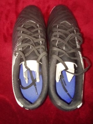 Botas de fútbol negras