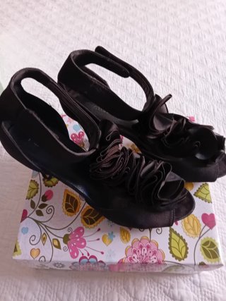 Sandalias Fastississimo Negras Flores Tela