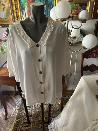 Blusa blanca elegante con encaje española