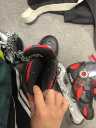 Patines en línea negros y rojos talla 34-36