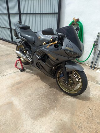 Yamaha R6 Sportbike Gris